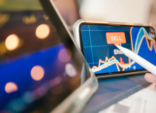 Obchodník posuzující možnosti forexu a kryptoměny Bitcoin s Ethereum na různých trzích